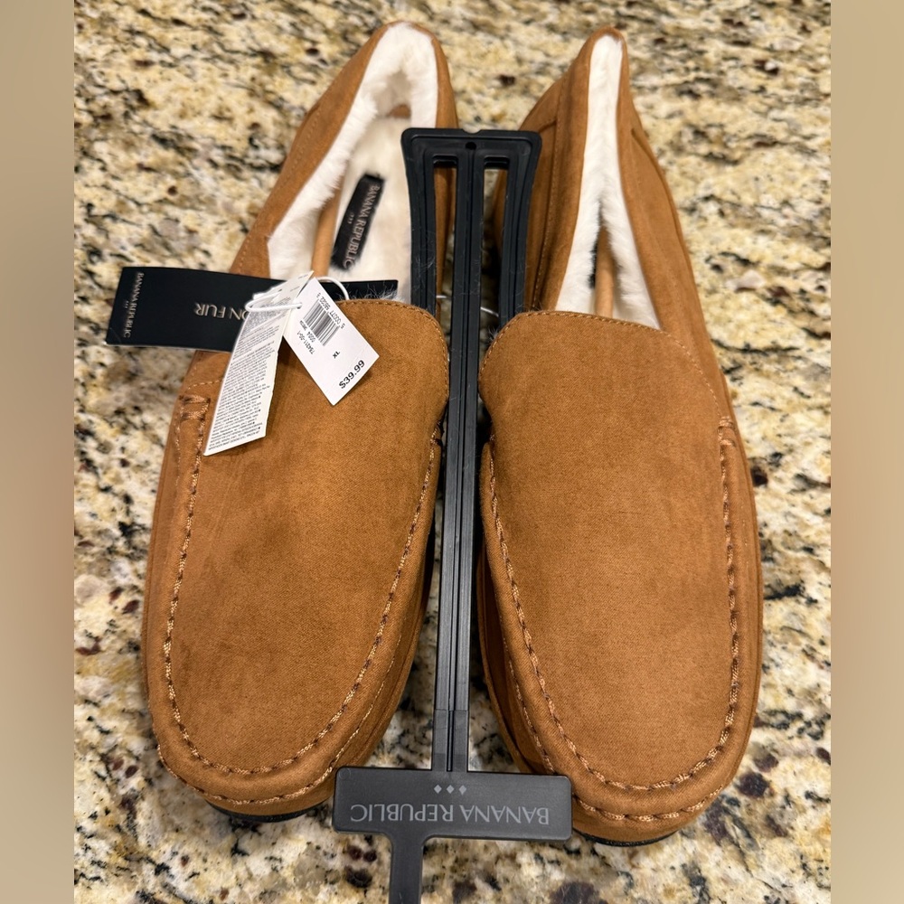 Banana Republic Factory tan faux leather slipper with a faux fur lining XL 11-12